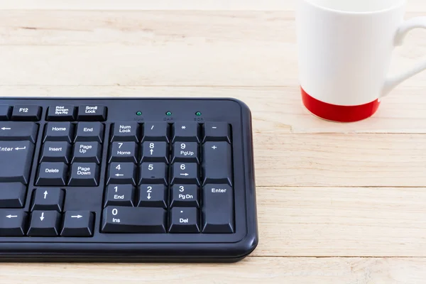 Image of the keyboard and a glass of water. — Stock Photo, Image