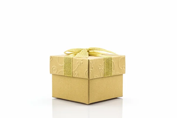 Scatola regalo dorata con fiocco a nastro . — Foto Stock