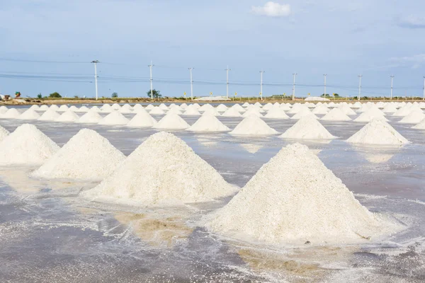 Landbouwers zijn oogsten zout in de zout velden. — Stockfoto