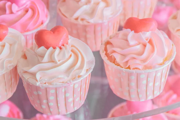 Colorido de pastel de taza dulce en el plato . — Foto de Stock