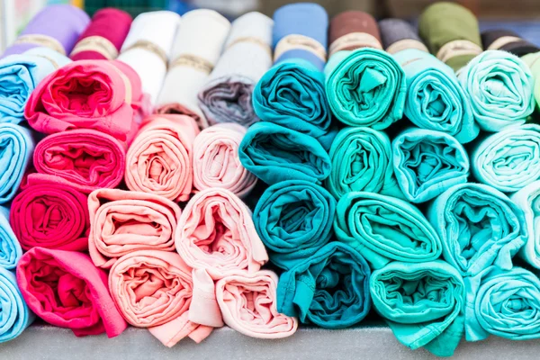 Ряд разноцветной одежды рубашки висит на полке outdo — стоковое фото