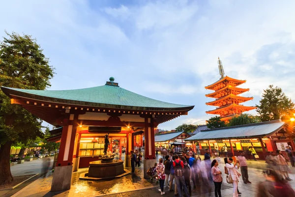 Туристический визит Сенсодзи, также известный как храм Асакуса Каннон является — стоковое фото