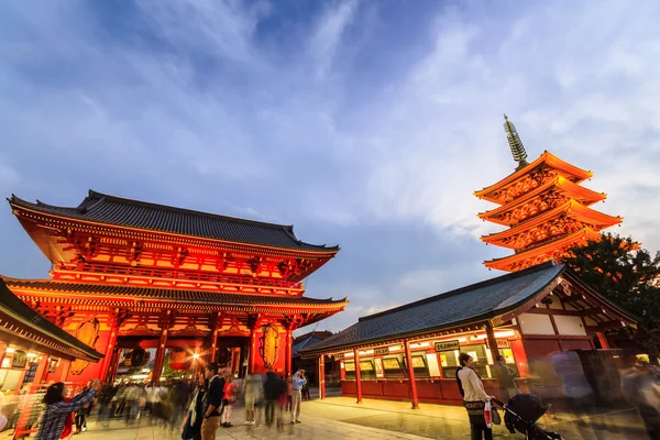 Turistické návštěvy Sensoji, také známý jako Asakusa Kannon chrám je — Stock fotografie