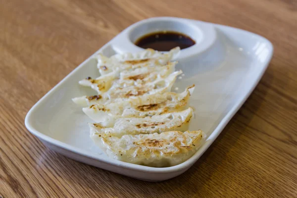 Gebakken knoedel, gyoza op wit bord. — Stockfoto