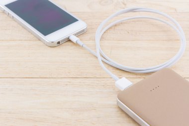 Altın güç banka ile Smartphone.