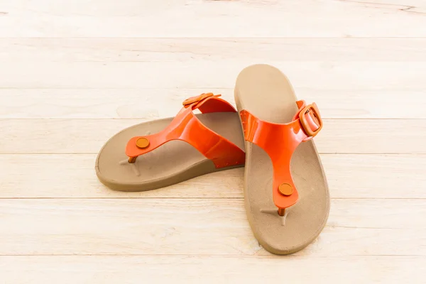 Bunte Sandalen Schuhe auf Holz Hintergrund. — Stockfoto