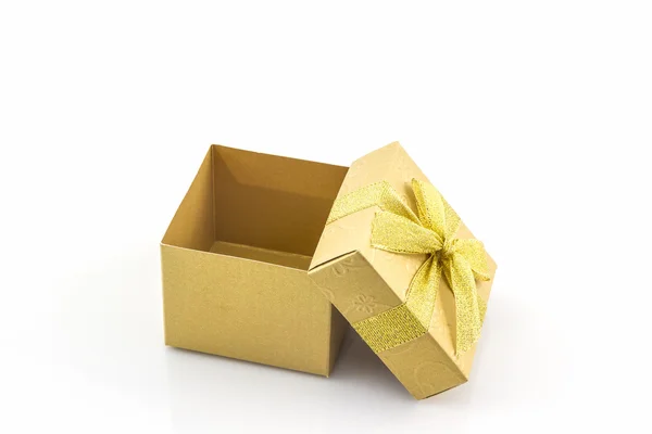 Złote pudełko z wstążka łuk. — Zdjęcie stockowe
