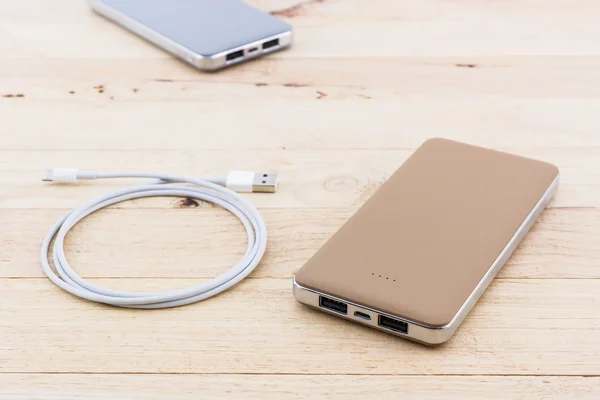 Smartphone dengan power bank emas . — Stok Foto