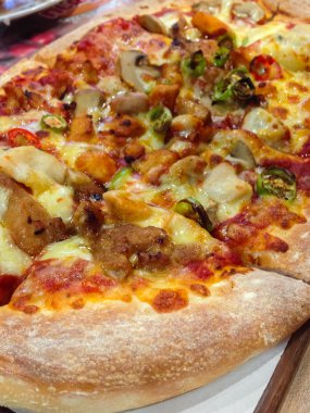 sağlıklı sebze ve mantar vejetaryen pizza.