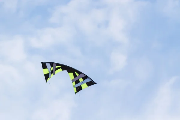 Colorido de pipa voando no vento . — Fotografia de Stock