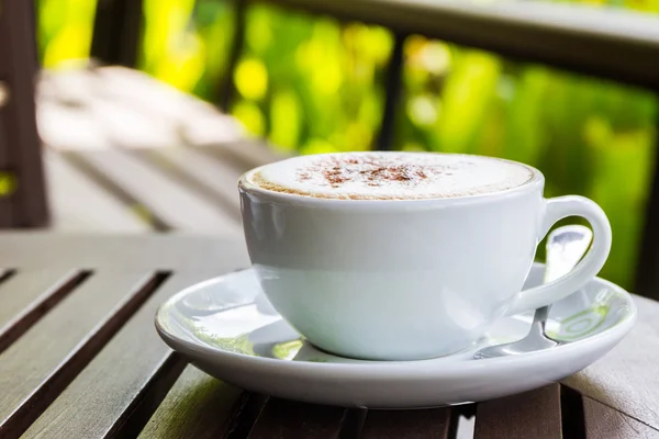 Café capuchino o latte sobre mesa de madera . — Foto de Stock