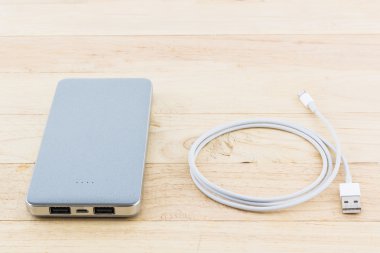Altın powerbank ve smartphone için Usb kablosu.