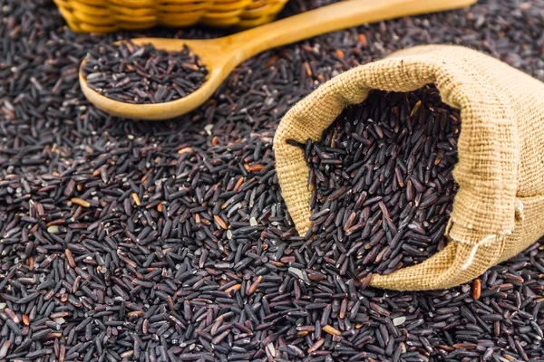 Arroz de bayas en pequeño saco de arpillera  . — Foto de Stock