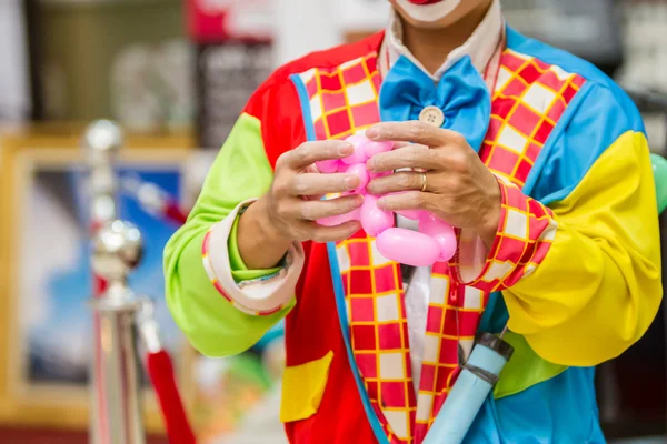 Divertente clown compleanno fa esplodere un palloncino . — Foto Stock