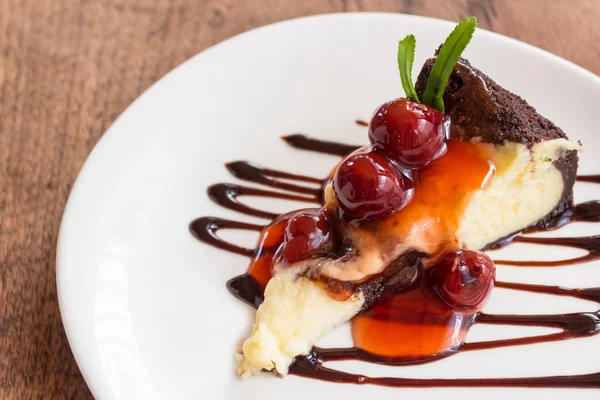 Bolo de queijo brownie de chocolate com cereja . — Fotografia de Stock