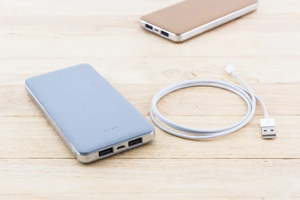 Power bank och USB-kabel för smartphone. — Stockfoto