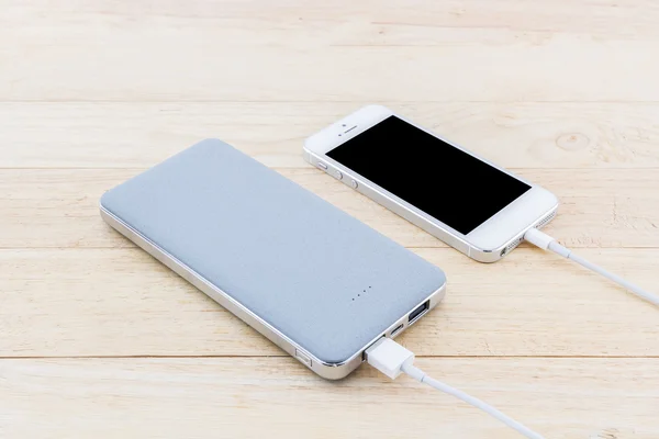 Macht bank en USB-kabel voor smartphone. — Stockfoto