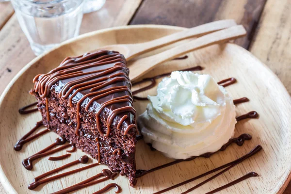 チョコレート クリームとチョコレート ケーキ . — ストック写真