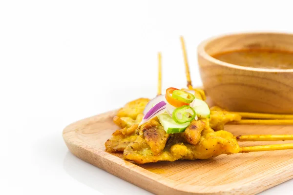 Satay de porco grelhado com molho de amendoim . — Fotografia de Stock