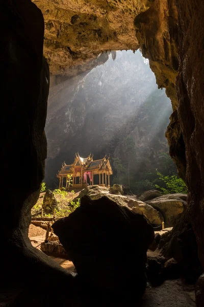 Pawilon w jaskini Phraya Nakorn w pobliżu Hua Hin. — Zdjęcie stockowe