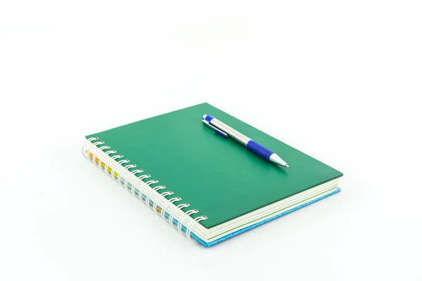 Πράσινο βιβλίο με στυλό. — Φωτογραφία Αρχείου