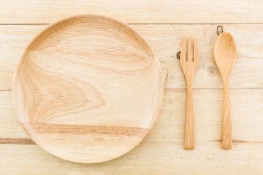 Boş ahşap tabak ve kaşık, çatal.