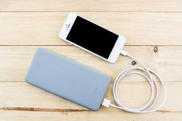 Smartphone met grijs powerbank. — Stockfoto