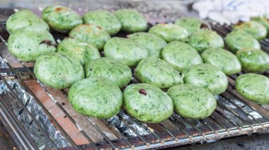 Fırında kavrulmuş yeşil çay buğulanmış şeyler çörek fırında .