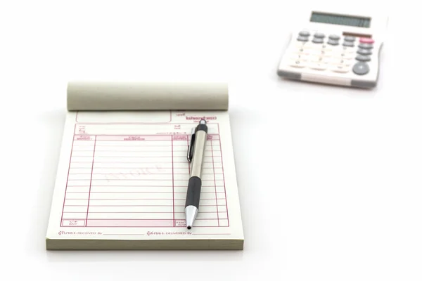 Livro de faturas que abre a página em branco com caneta e calculato . — Fotografia de Stock