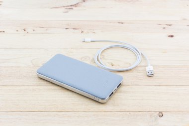 Gri powerbank ve smartphone için Usb kablosu.