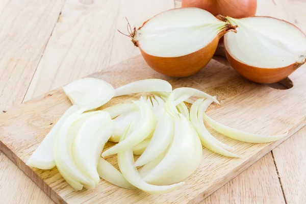 Whole and sliced onions. — Stock Photo, Image
