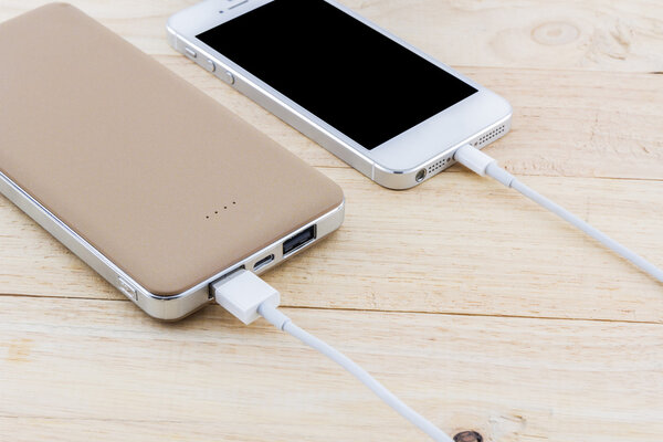 Смартфон с золотым банком питания
. 