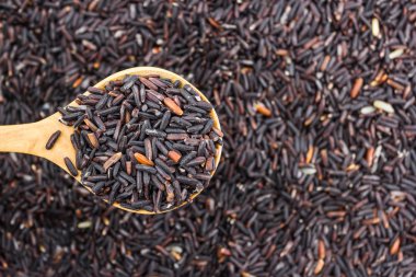 bir tahta kaşık pirinç berry.