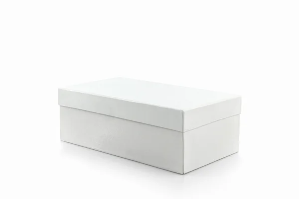 Caja de zapatos blanca sobre fondo blanco con camino de recorte . — Foto de Stock