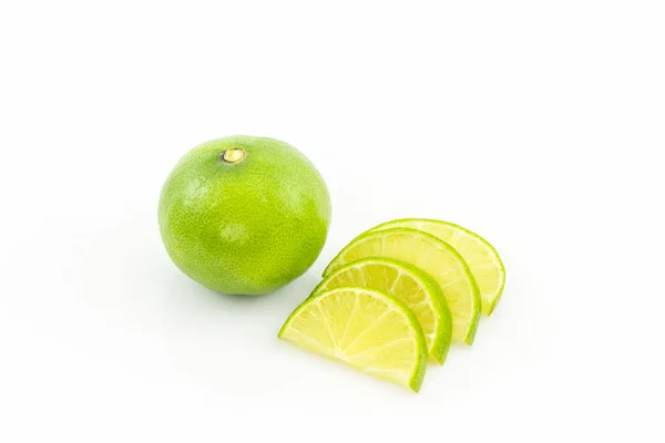 Limes bütün ve dilimleri. — Stok fotoğraf