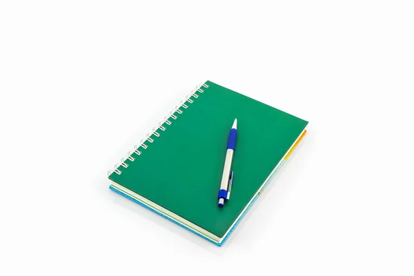 Livro verde com caneta . — Fotografia de Stock