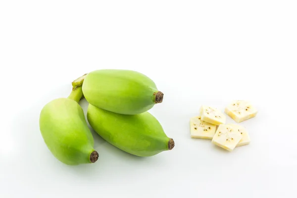 Bando de bananas verdes cruas e fatias de banana . — Fotografia de Stock