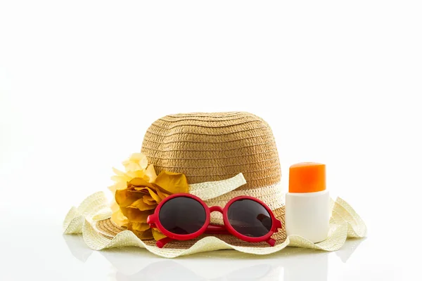 Woven hat with body lotion and red sunglasses. — Stock Photo, Image