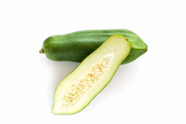 Yarım kesilmiş ve bütün yeşil papaya.