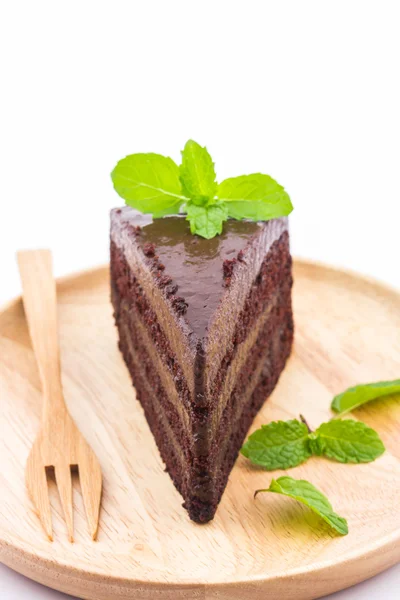 Rebanada de pastel de chocolate en plato de madera . —  Fotos de Stock