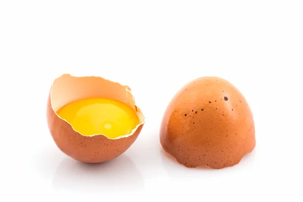Pęknięty jajko oraz shell. — Zdjęcie stockowe