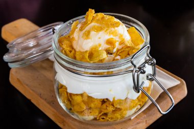 Dondurma ve ve krem serpin cornflake şanti.