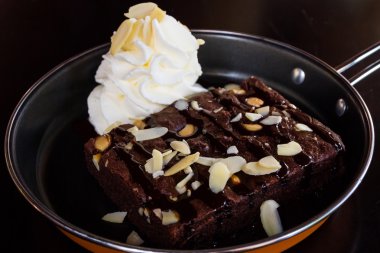 Taze pasta çikolatalı kek kadar kapatın.