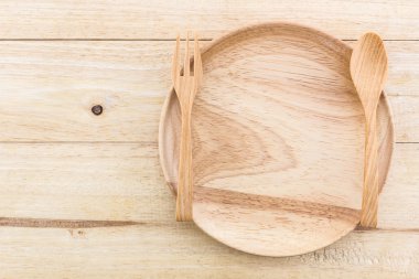Boş ahşap tabak ve kaşık, çatal.