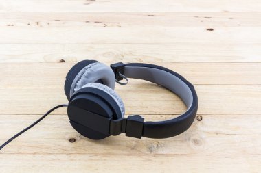 Ahşap üzerine siyah kulaklık.