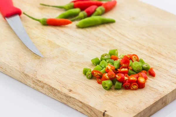 Posiekane chili czerwone i zielone chili lub pieprz chili. — Zdjęcie stockowe