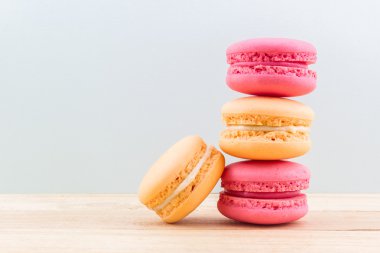 güzel ve renkli Fransızca macaroons veya macaron.