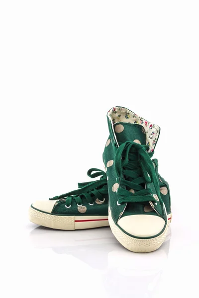 Groene polka dot canvas schoen. — Stockfoto