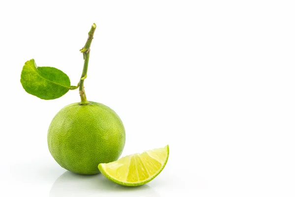 Limefrukterna hela och segment. — Stockfoto