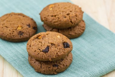 Çikolata parçacıklı kurabiye..